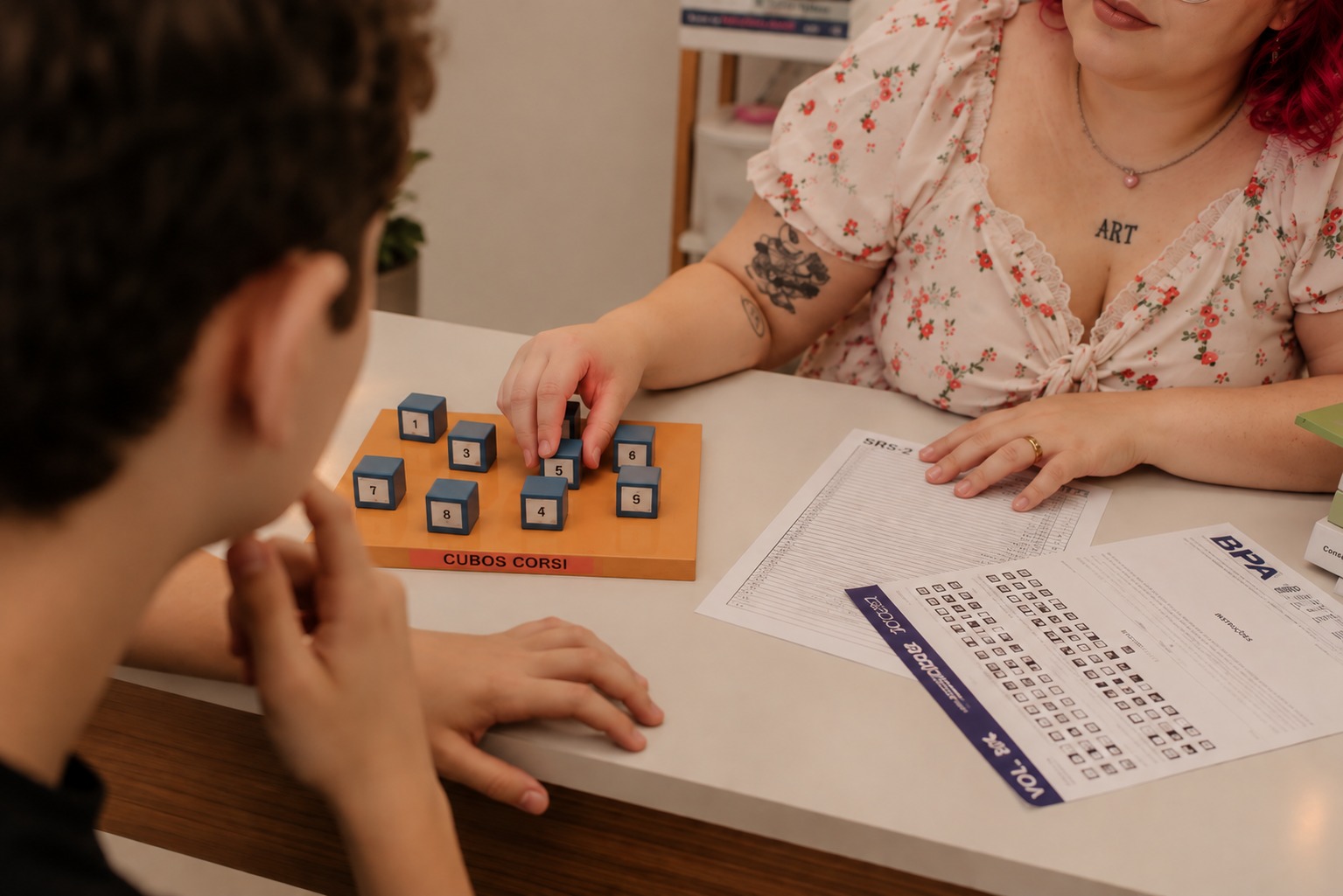 Débora Preda aplicando teste de avaliação neuropsicológica